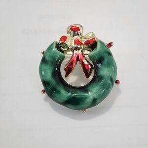 Beatrix Ceramic Brooch Pin Christmas Wreath Gold Tone Red Bow Green Vintage